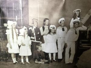 Halosten, Järnefeltien ja Sibeliusten lasten tanssikoulun päättäjäiset Suvirannassa kesällä 1905
